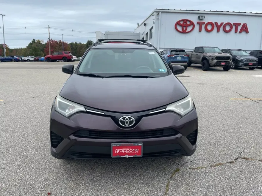 2016 Toyota RAV4 LE photo 1