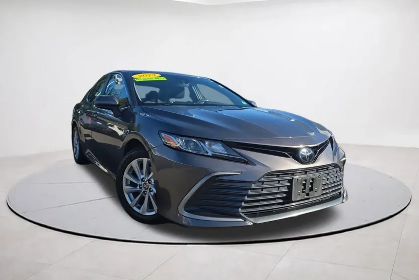 2023 Toyota Camry LE photo 1