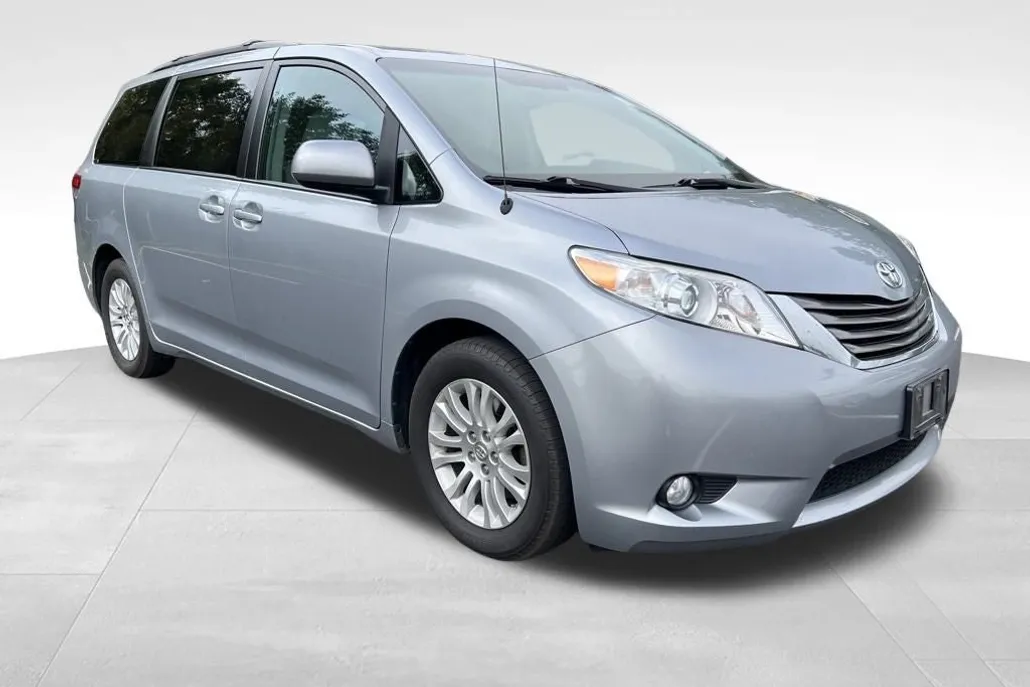 2014 Toyota Sienna XLE photo 1