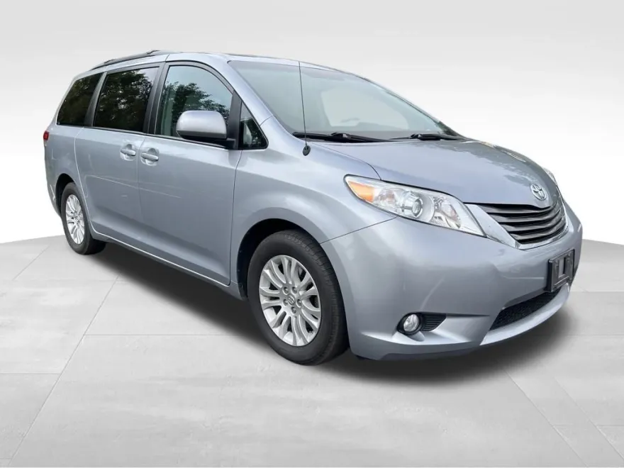 2014 Toyota Sienna XLE photo 1