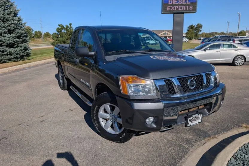 2011 Nissan Titan SV photo 1