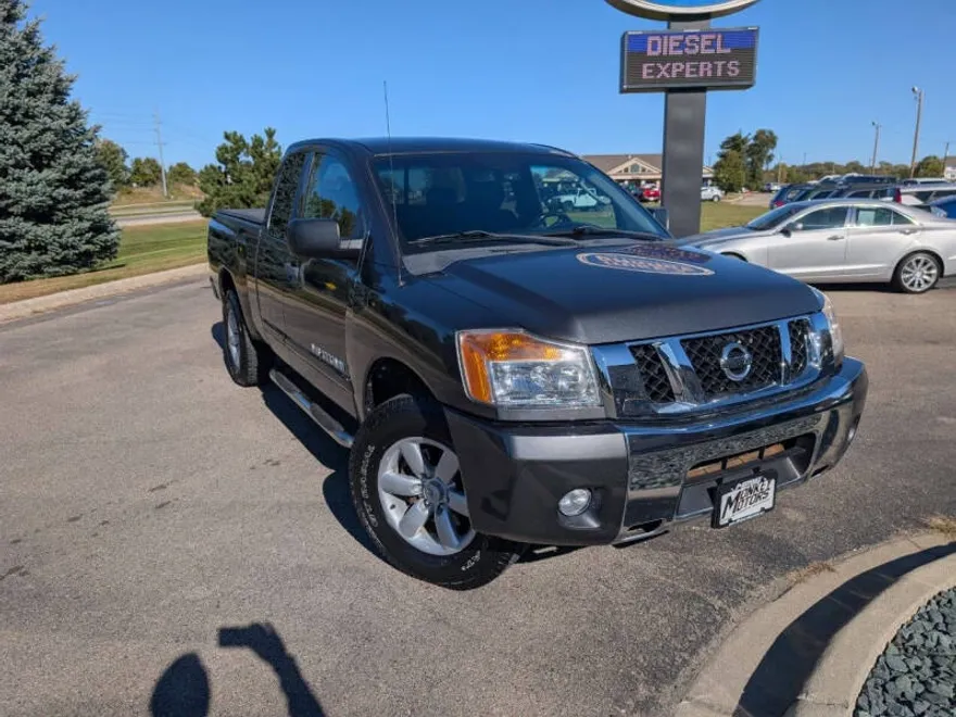 2011 Nissan Titan SV photo 1
