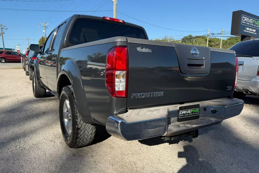 2010 Nissan Frontier LE Crew Cab photo 1