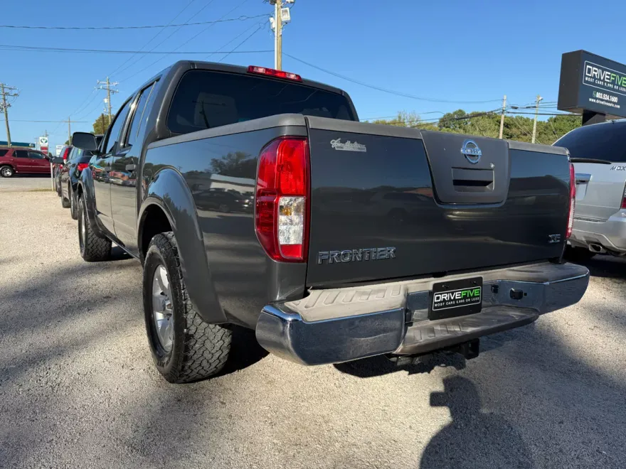2010 Nissan Frontier LE Crew Cab photo 1