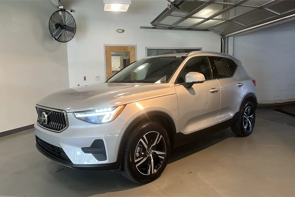 2025 Volvo XC40 Core photo 1
