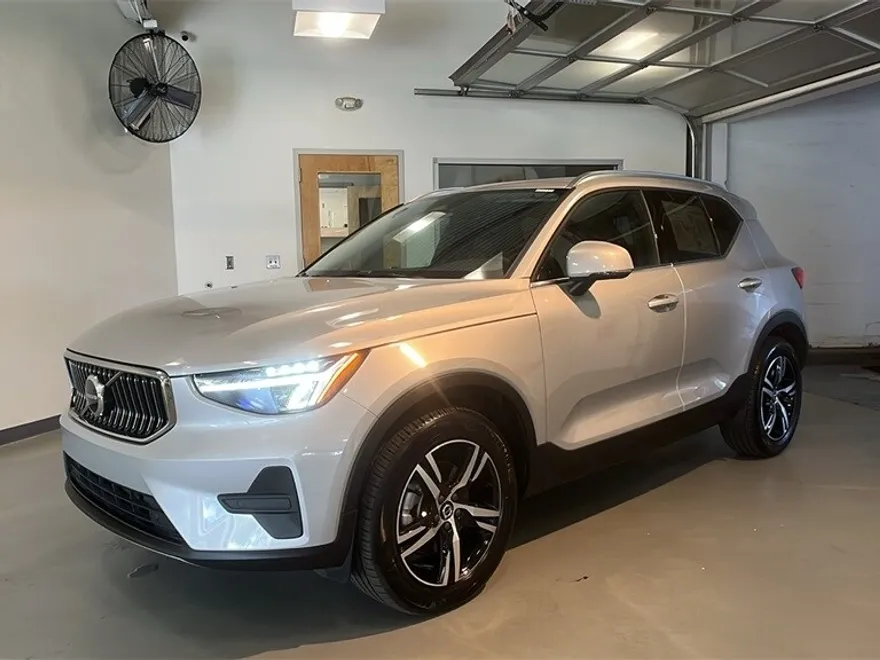 2025 Volvo XC40 Core photo 1