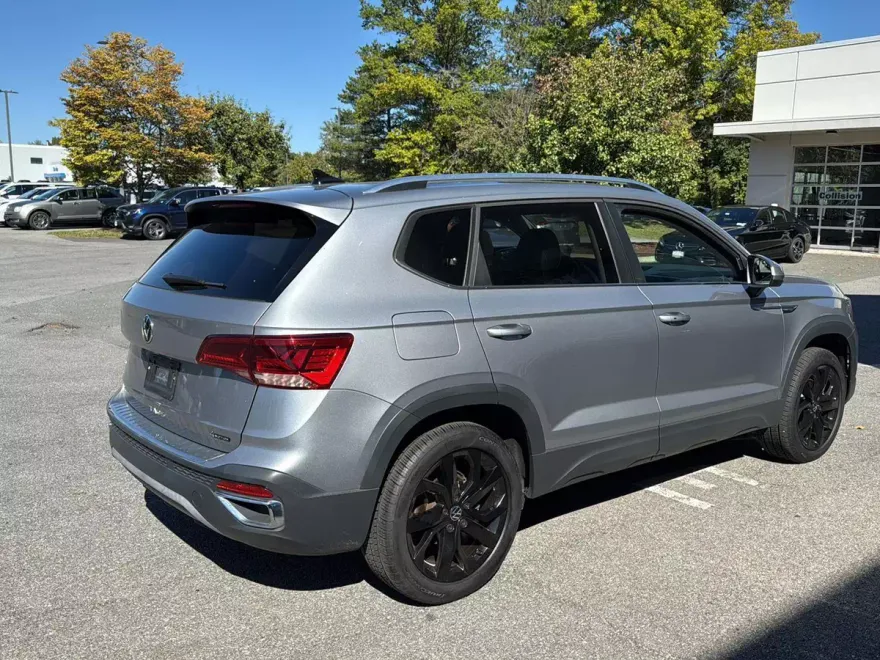 2023 Volkswagen Taos SE photo 1