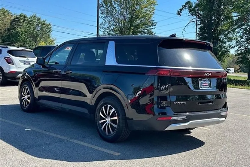 2024 Kia Carnival LX photo 1