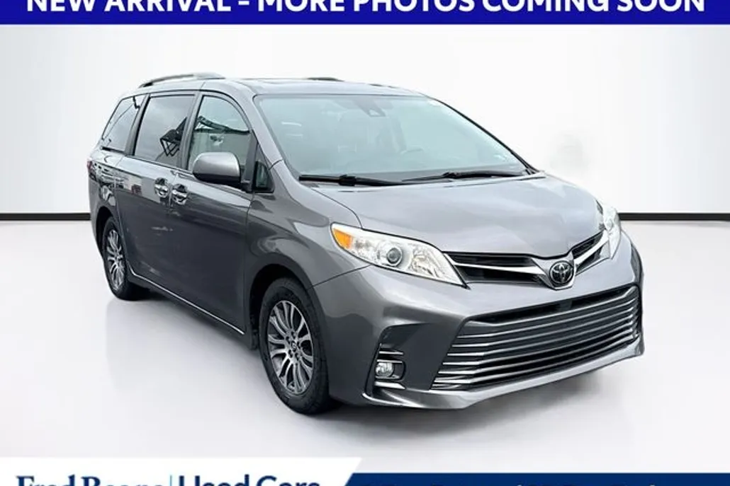 2019 Toyota Sienna XLE photo 1
