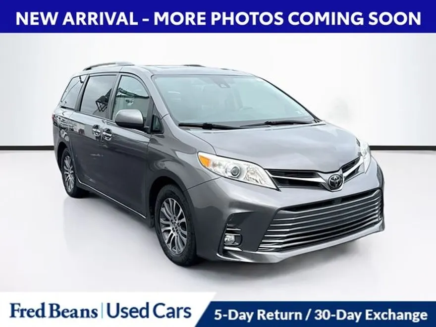 2019 Toyota Sienna XLE photo 1