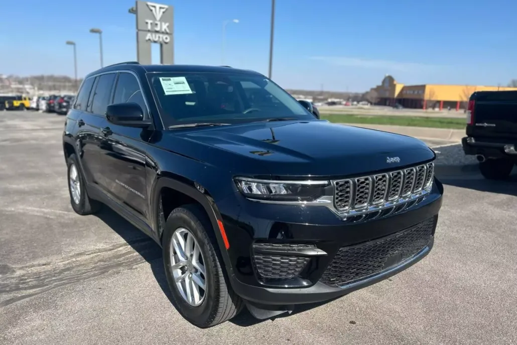 2023 Jeep Grand Cherokee Laredo Sport photo 1