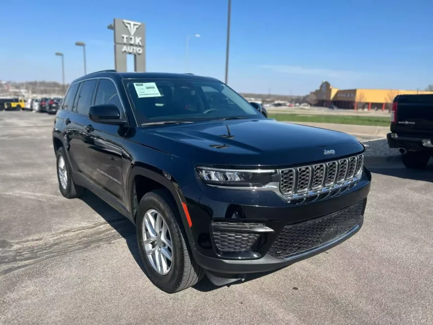 2023 Jeep Grand Cherokee Laredo Sport photo 1