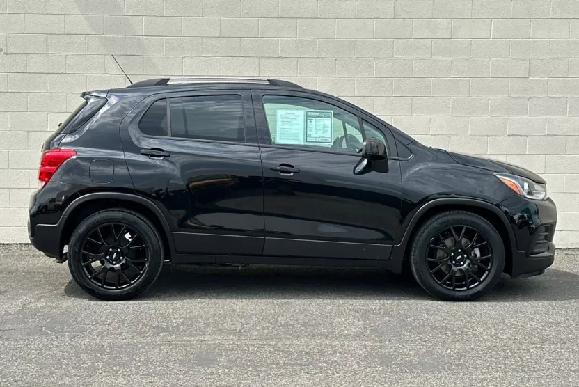 2022 Chevrolet Trax LT photo 1