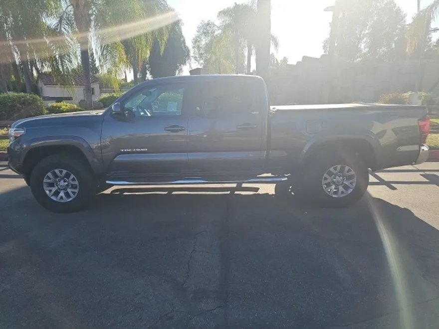 2019 Toyota Tacoma SR5 V6 photo 1