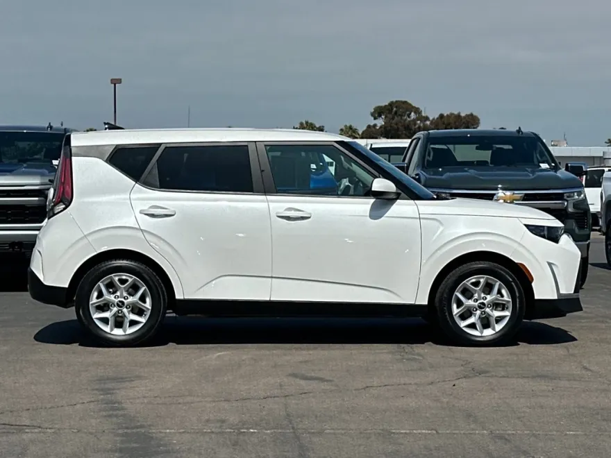 2023 Kia Soul LX photo 1