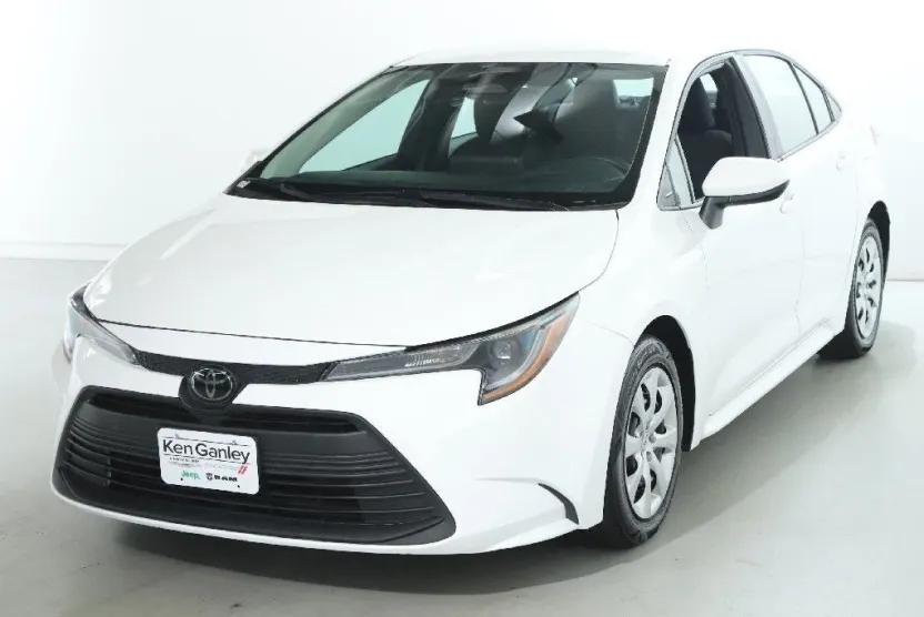 2023 Toyota Corolla LE photo 1
