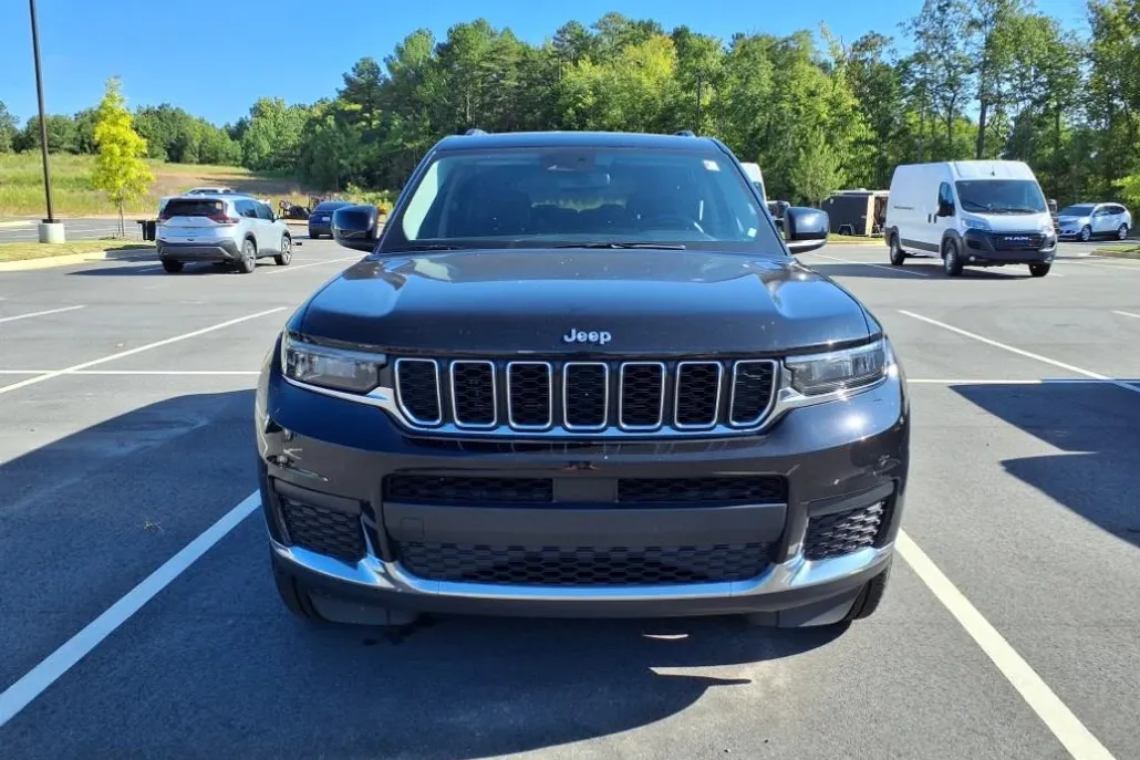 2023 Jeep Grand Cherokee Laredo photo 1