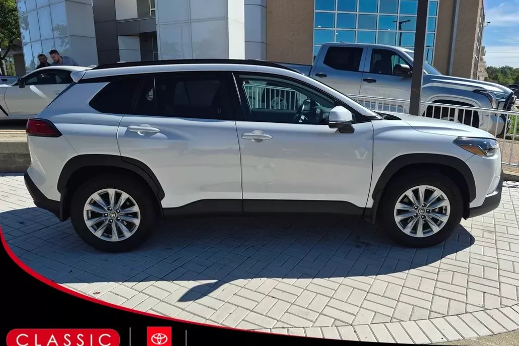 2022 Toyota Corolla Cross LE photo 1