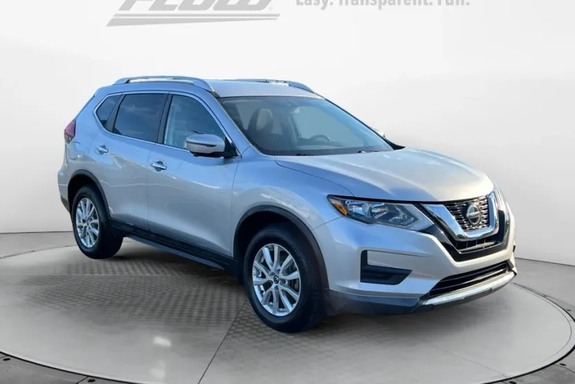 2018 Nissan Rogue SV photo 1
