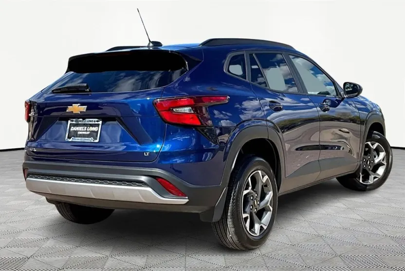 2024 Chevrolet Trax LT photo 1