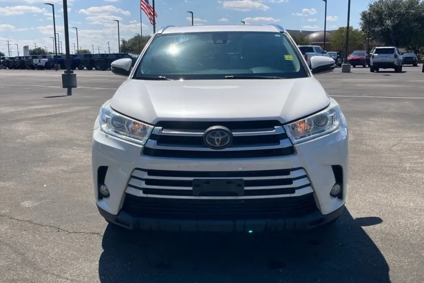 2019 Toyota Highlander XLE photo 1