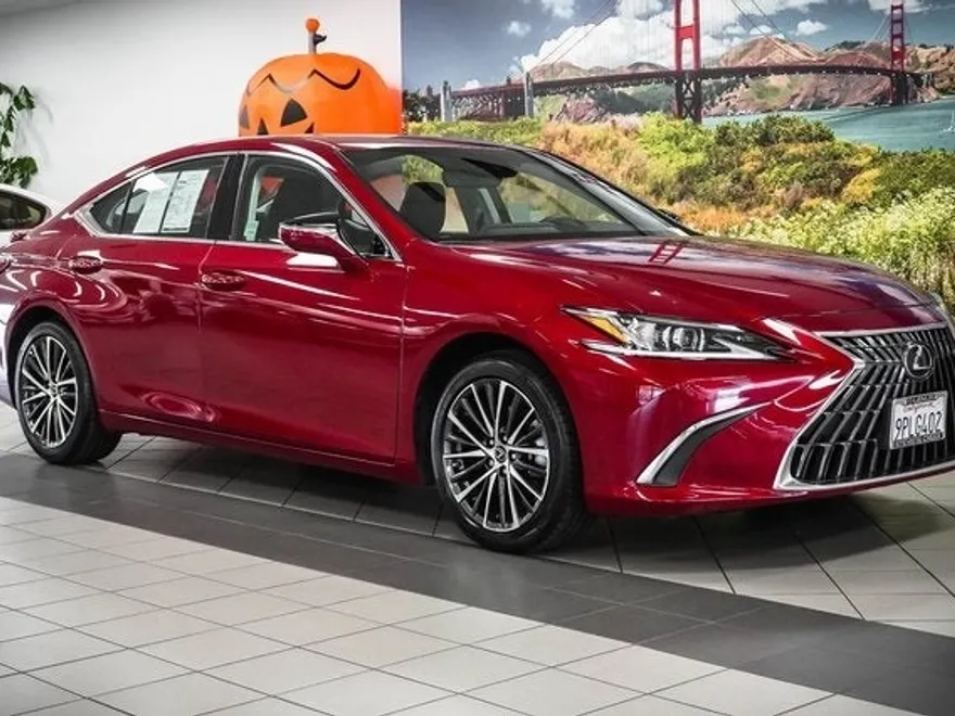 2025 Lexus ES 300h photo 1