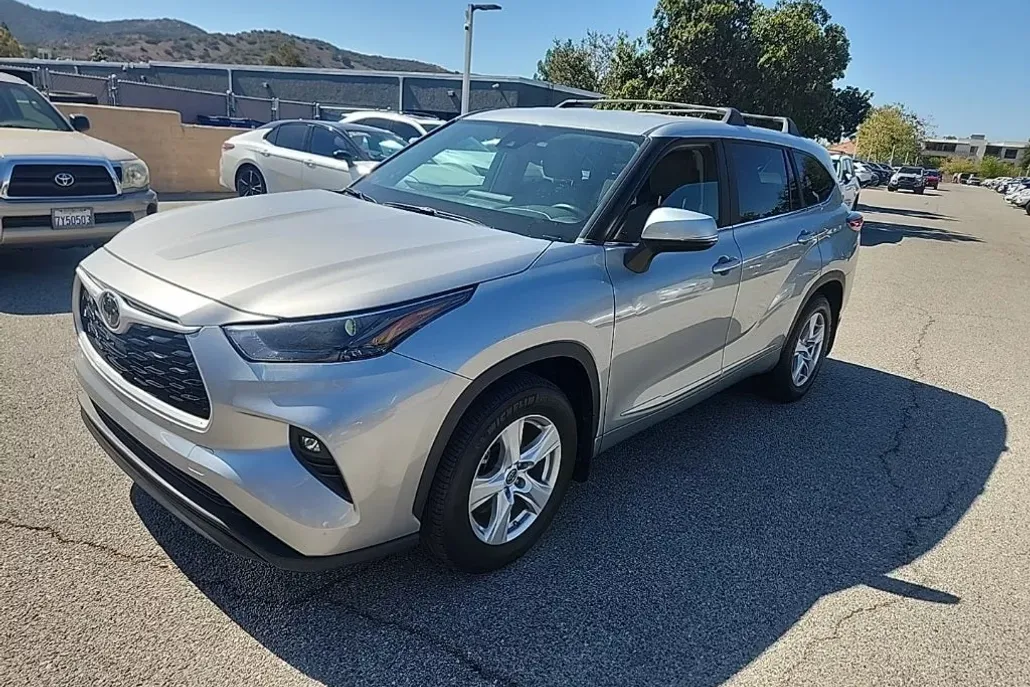 2023 Toyota Highlander L photo 1