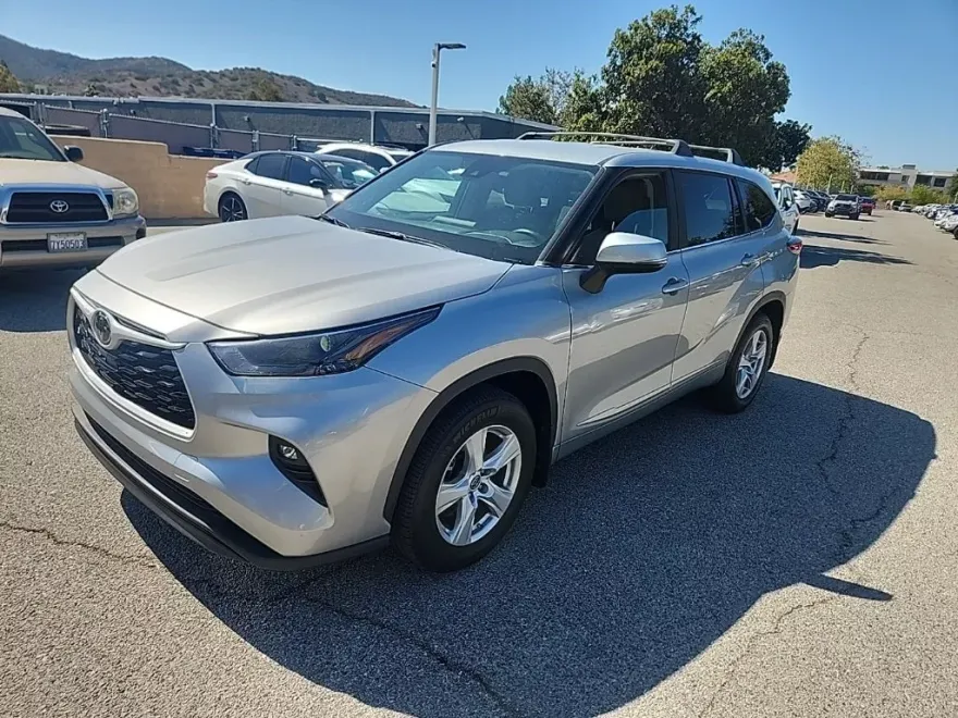 2023 Toyota Highlander L photo 1