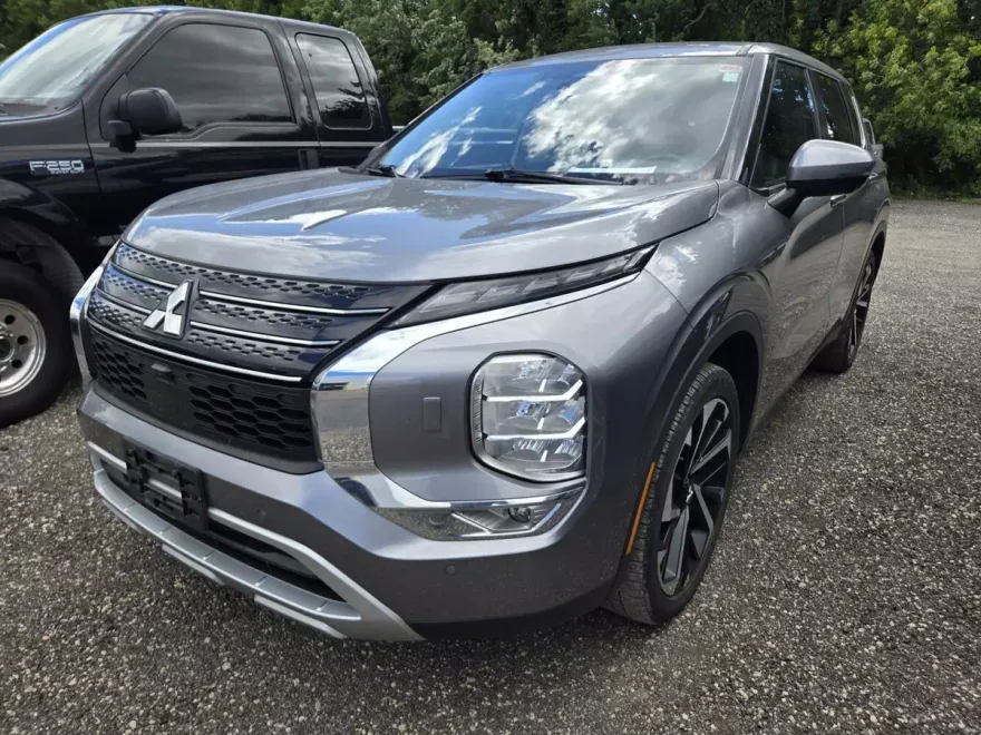 2022 Mitsubishi Outlander SE photo 1