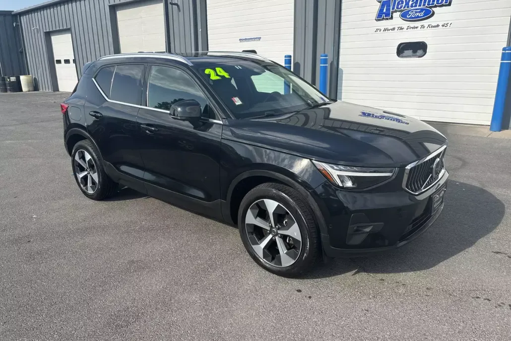 2024 Volvo XC40 Plus photo 1