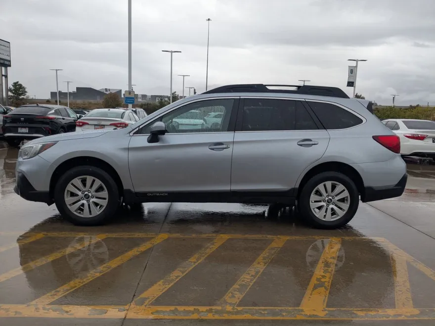 2018 Subaru Outback Premium photo 1