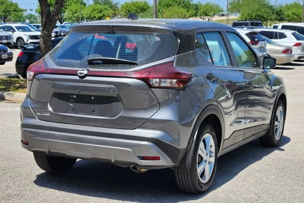 2022 Nissan Kicks S photo 1