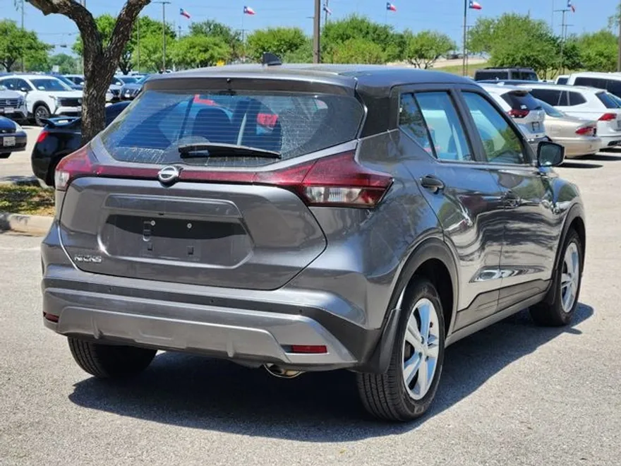 2022 Nissan Kicks S photo 1