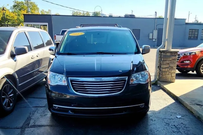 2015 Chrysler Town & Country photo 1