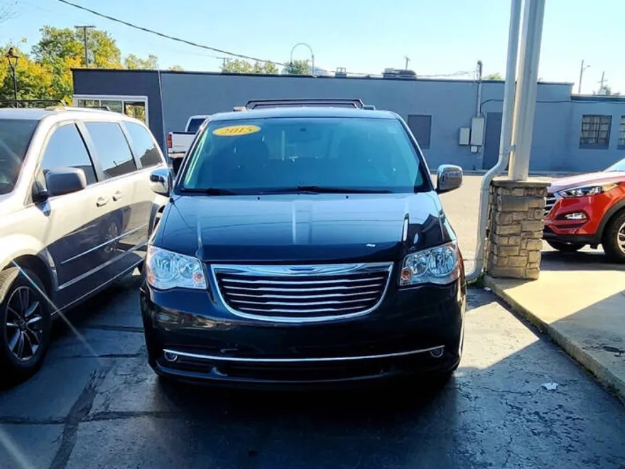 2015 Chrysler Town & Country photo 1