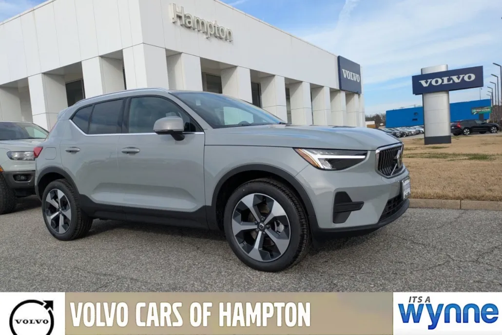 2025 Volvo XC40 Core photo 1