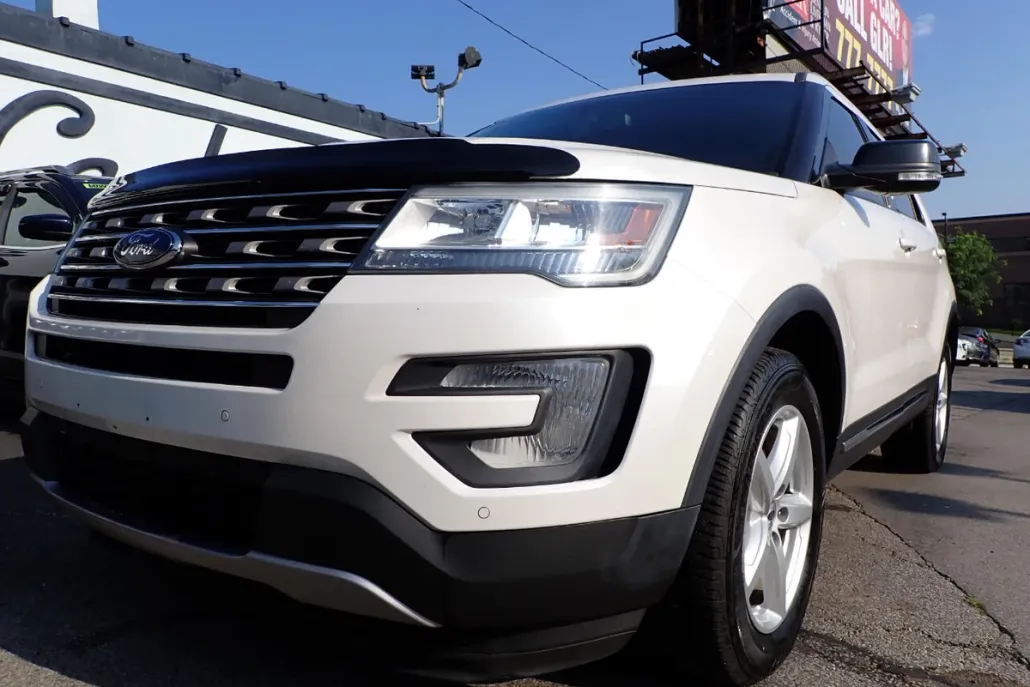 2016 Ford Explorer XLT photo 1