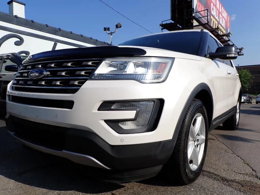 2016 Ford Explorer XLT photo 1