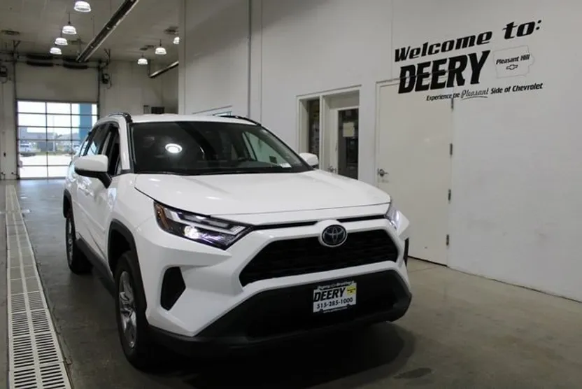 2024 Toyota RAV4 Hybrid LE photo 1