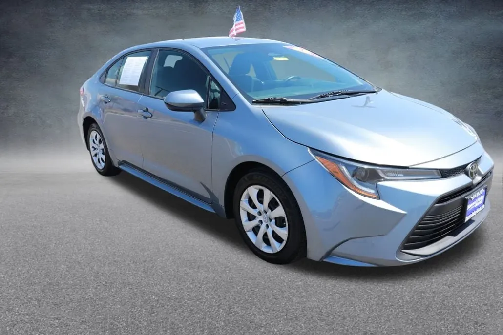2023 Toyota Corolla LE photo 1