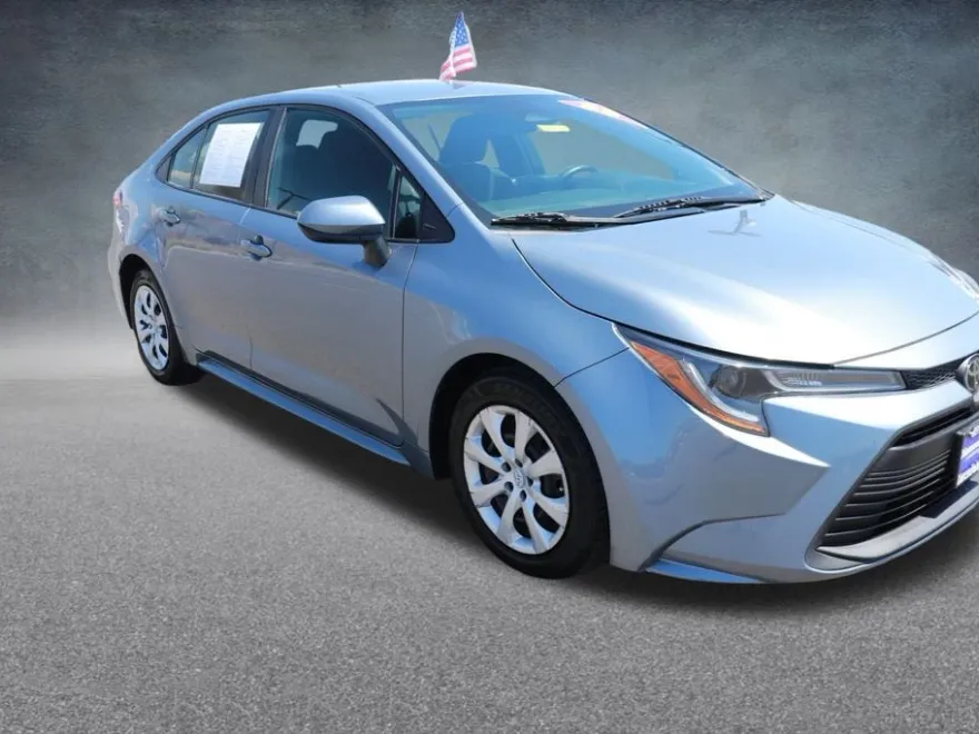 2023 Toyota Corolla LE photo 1
