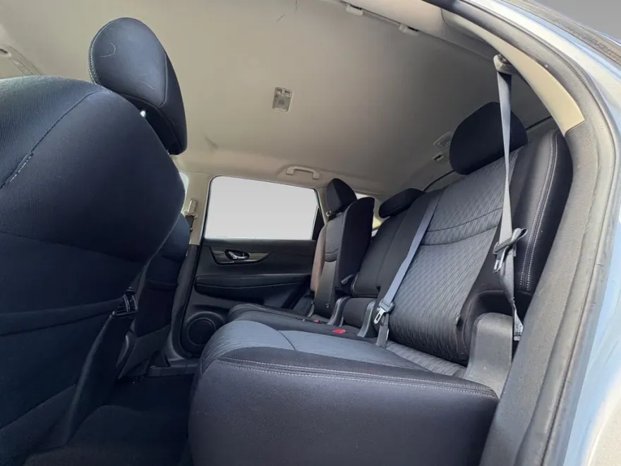 2017 Nissan Rogue SV photo 1