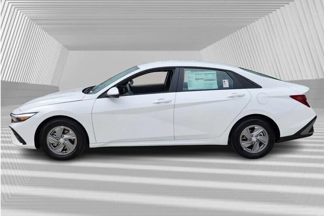 2025 Hyundai Elantra SE photo 1