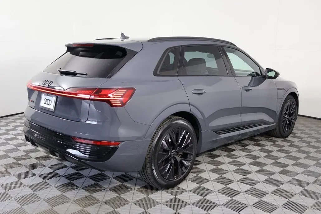 2024 Audi Q8 E-tron Prestige photo 1