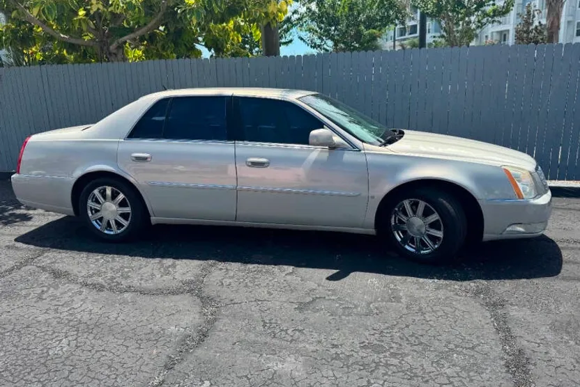 2008 Cadillac DTS Base photo 1