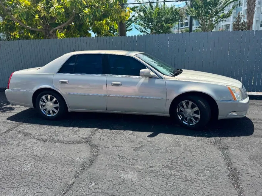 2008 Cadillac DTS Base photo 1