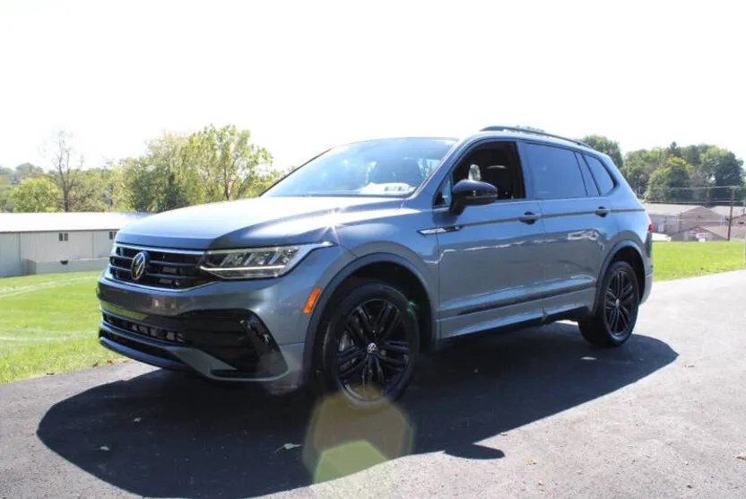 2022 Volkswagen Tiguan SE R-Line Black photo 1