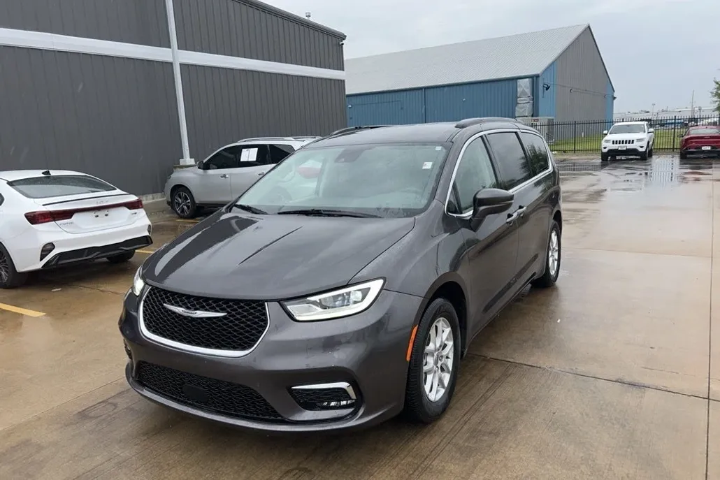 2022 Chrysler Pacifica Touring L photo 1