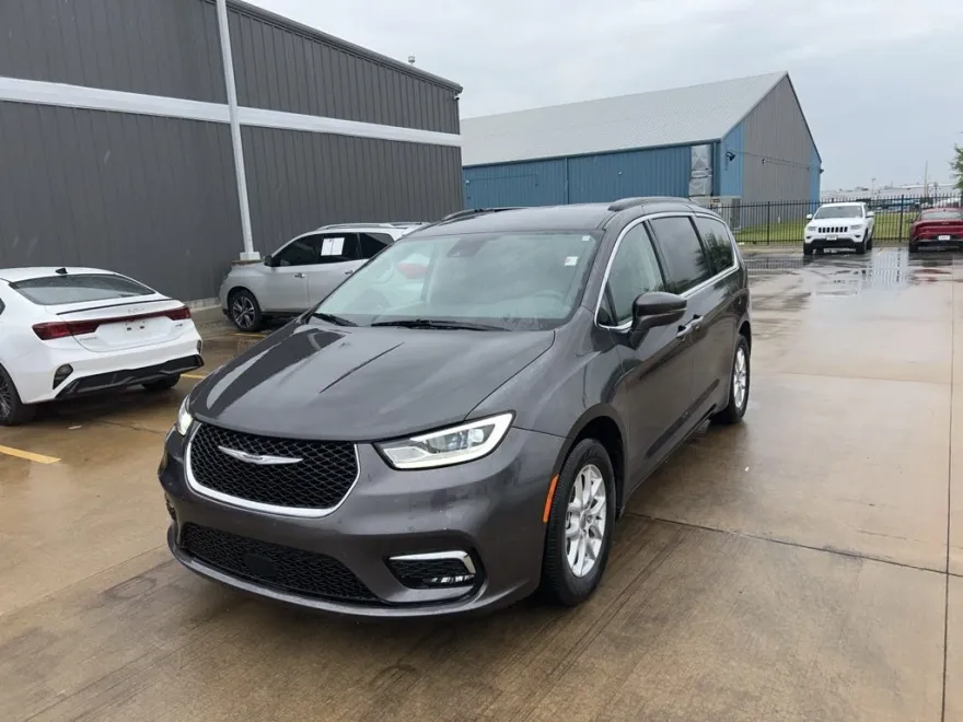 2022 Chrysler Pacifica Touring L photo 1