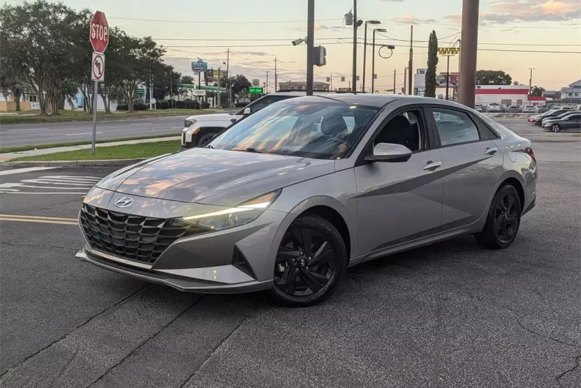 2023 Hyundai Elantra SEL photo 1